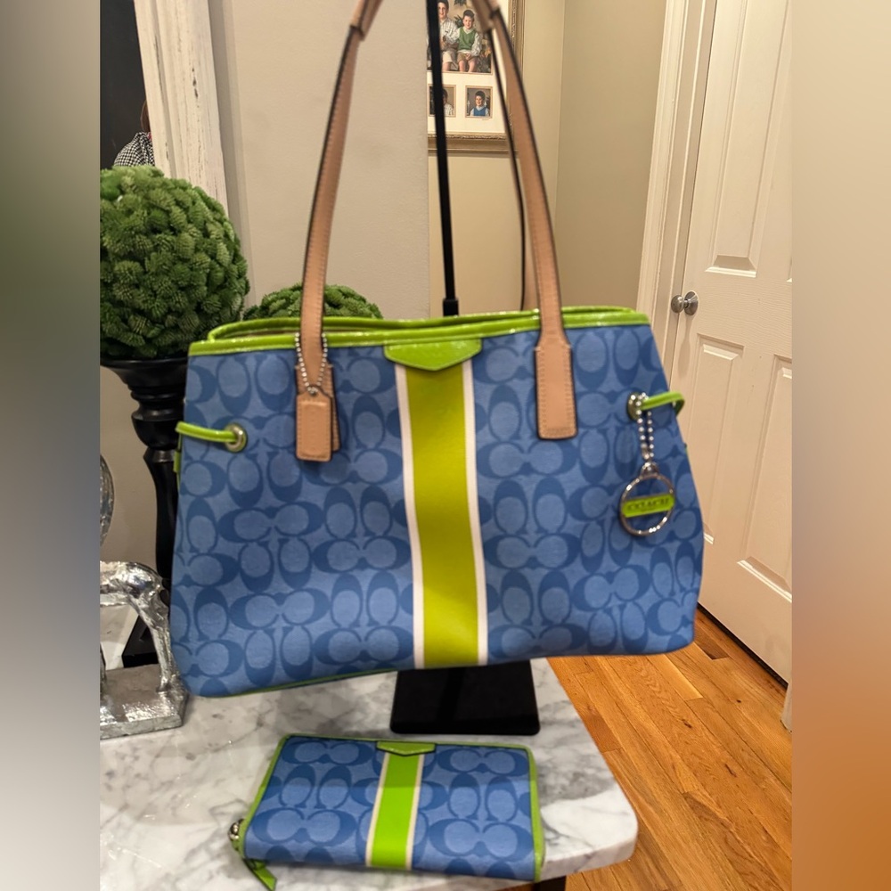 Coach - Signature Carryall with Matching Wallet - Coated Canvas